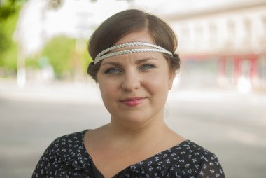 bir yolda bir kız portresi.