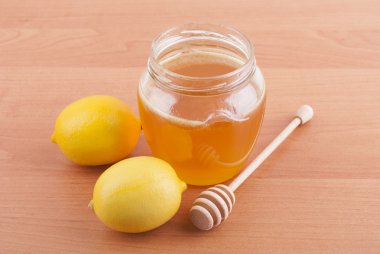 bir cam kavanoz ve limon taze bal.