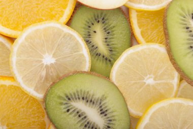 çeşitli dilim dilimlenmiş meyve.