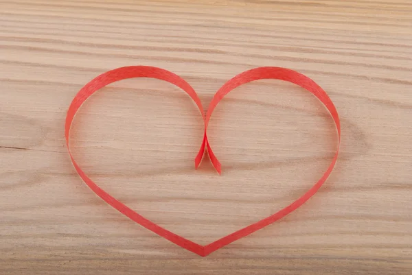 Inima din hârtie pe fundal din lemn . — Fotografie, imagine de stoc