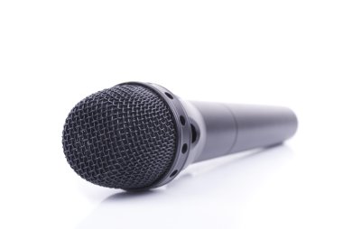 Beyaz arkaplanda mikrofon.