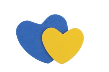 Beyaz arka planda iki kağıt kalp..