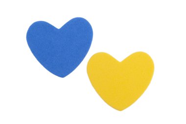 Beyaz arka planda iki kağıt kalp..