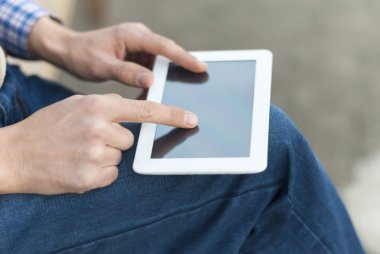 tablet sokakta elinde olan adam.