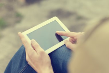 tablet sokakta elinde olan adam.