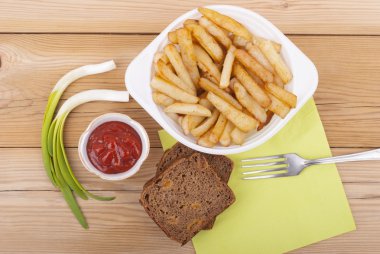 masaya bir tabak kızarmış patates.