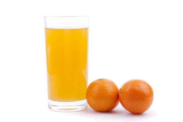 Orangen und Saft auf weißem Hintergrund. — Stockfoto