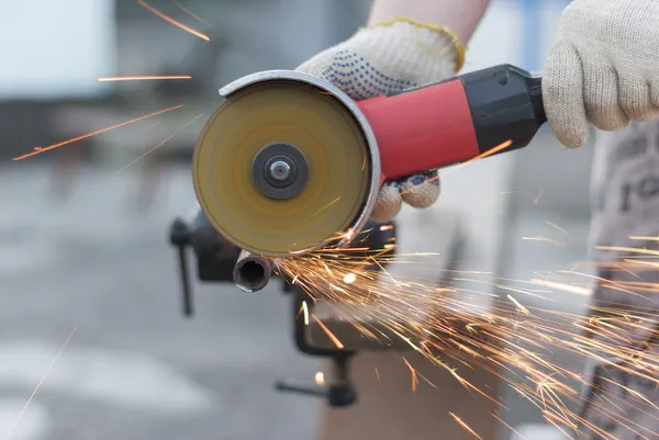 Metal kesme aşındırıcı disk uçan sparks. — Stok fotoğraf