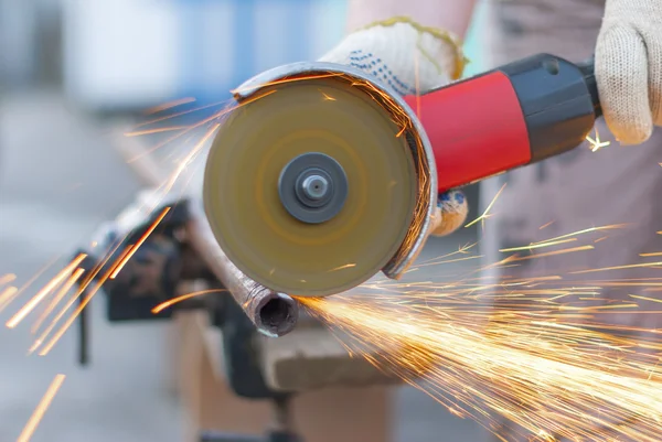 Funken fliegen Metall Schneiden Schleifscheibe. — Stockfoto