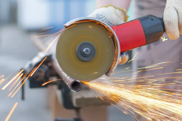 Sparks volant disque abrasif de coupe de métal . — Photo