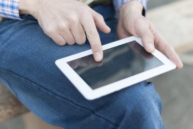 tablet sokakta elinde olan adam.