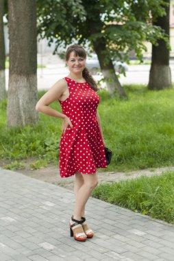 Kız güzel bir elbise yürüyüşe.