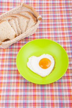 bir kalp şeklinde bir plaka üzerinde şifreli.