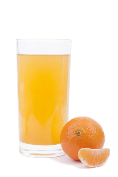 Oranges et jus sur fond blanc . — Photo