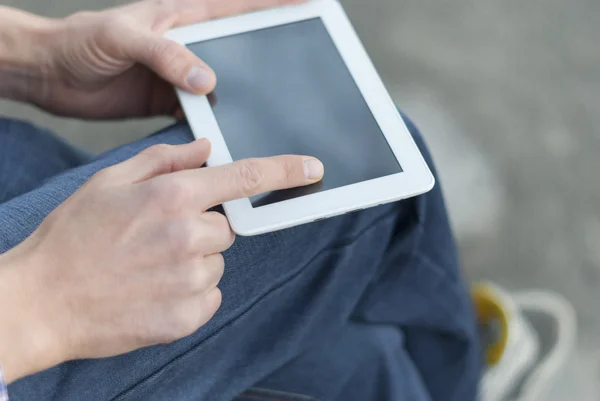 Man with tablet in park. — Stock Photo, Image