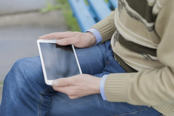 Man with tablet in park. — Stock Photo, Image