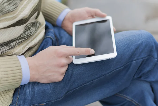 Homem com tablet no parque . — Fotografia de Stock