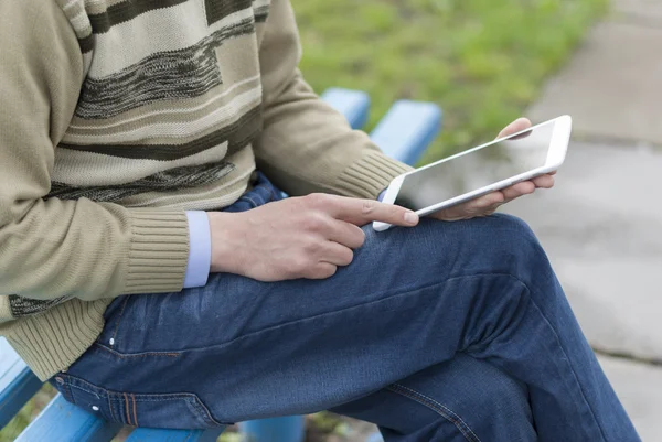 Man with tablet in park. — Stock Photo, Image