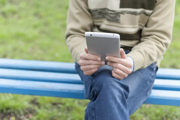 Man with tablet in park. — Stock Photo, Image