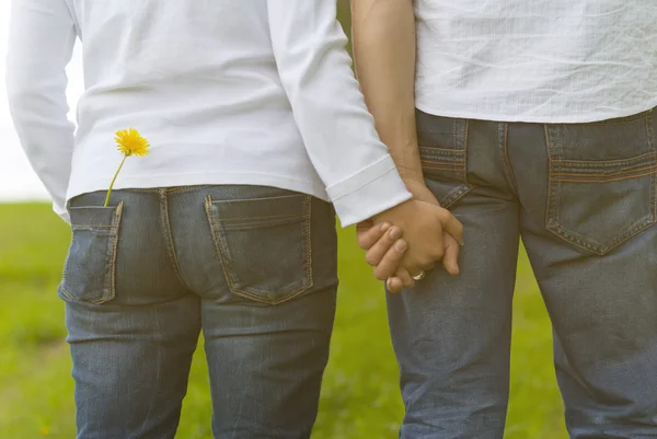 Liebespaar hält Händchen. — Stockfoto