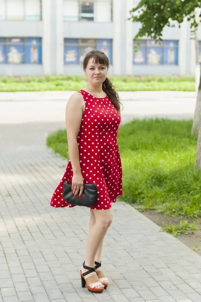 Hermosa chica en un vestido en un paseo . — Foto de Stock