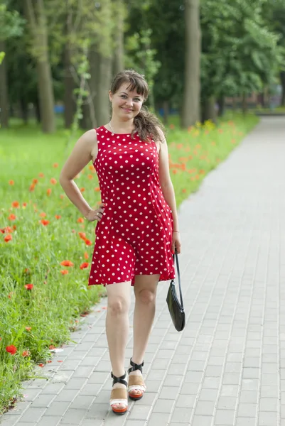 Hermosa chica en un vestido en un paseo . —  Fotos de Stock