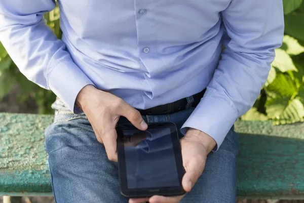 Homem com tablet nas mãos . — Fotografia de Stock