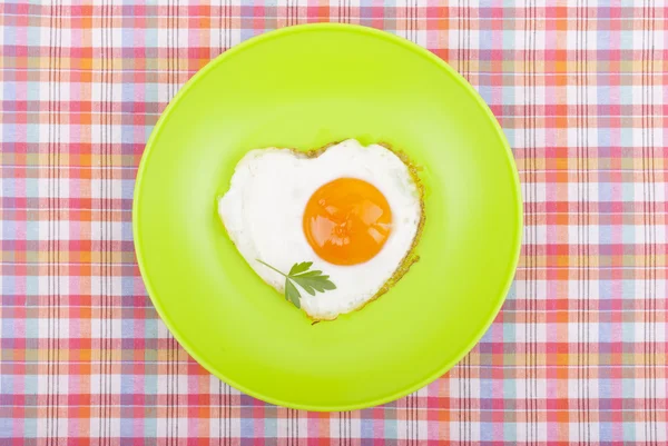 Scrambled in a heart shape on a plate. — Stock Photo, Image