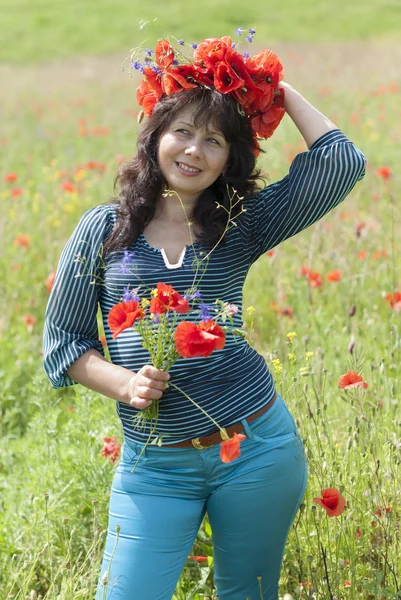 Femme dans un champ avec des fleurs de pavot . — Photo