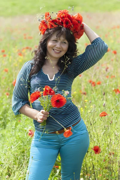 Femme dans un champ avec des fleurs de pavot . — Photo