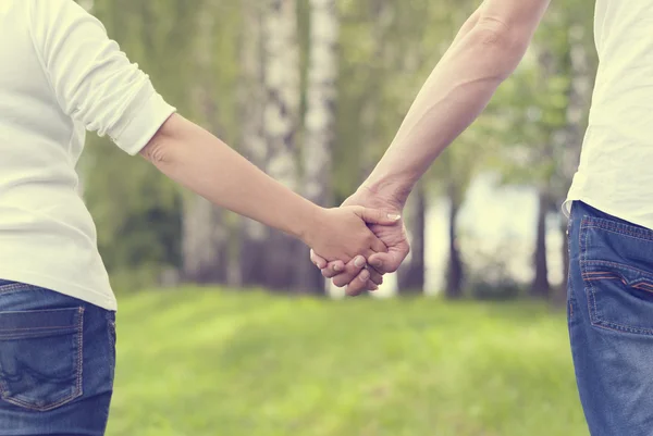 Pareja de amantes tomados de la mano . — Foto de Stock