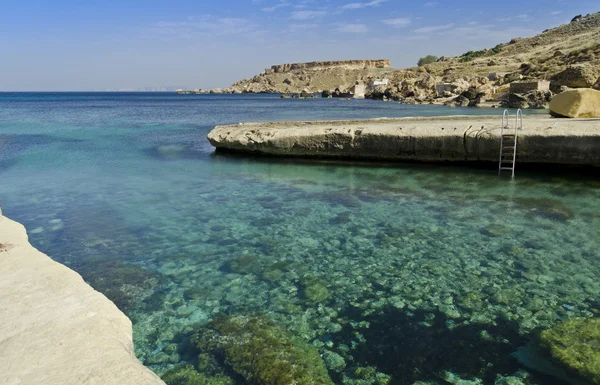 Gnejna zatoki - malta — Zdjęcie stockowe