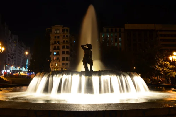 Fonte durante a noite em Jardines de Plaza de Espaço de Madrid - Espanha — Fotografia de Stock