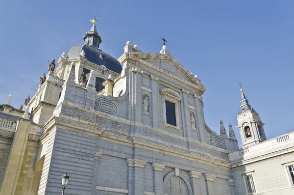 Catedral del almudena v Madridu (Španělskoマドリード市 (スペインのカテドラル ・ デル ・ アルムデナ) — ストック写真