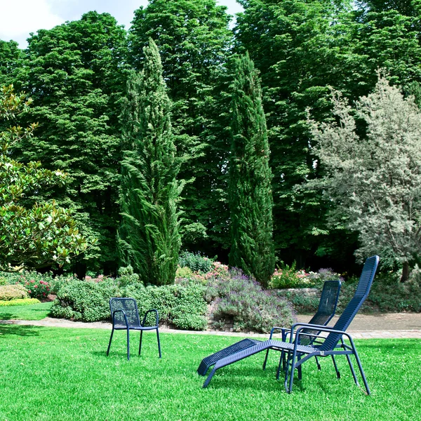 Chaiselongue auf dem grünen Rasen — Stockfoto