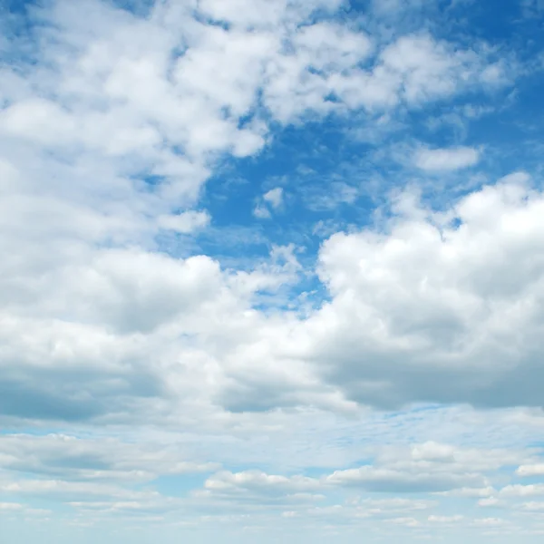 Lichte wolken in de blauwe hemel — Stockfoto