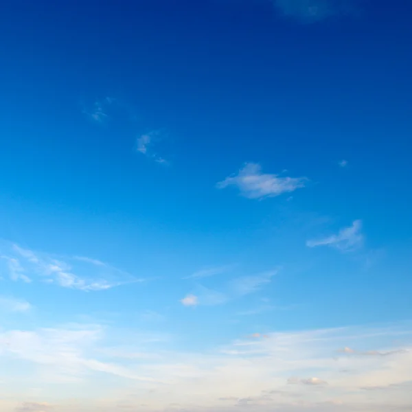 Nuvens no céu azul Imagens De Bancos De Imagens Sem Royalties