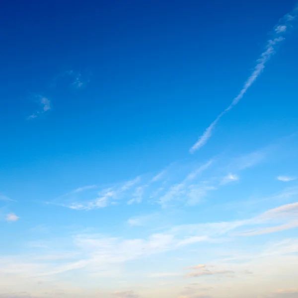 Светлые облака в голубом небе — стоковое фото