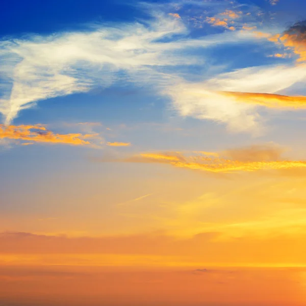 Belo nascer do sol nas nuvens — Fotografia de Stock