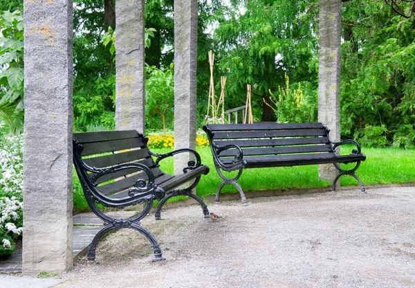 Ruhebank in einem schönen Park — Stockfoto