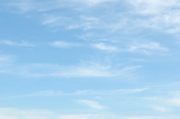 Nuvens de luz no céu azul Fotos De Bancos De Imagens Sem Royalties