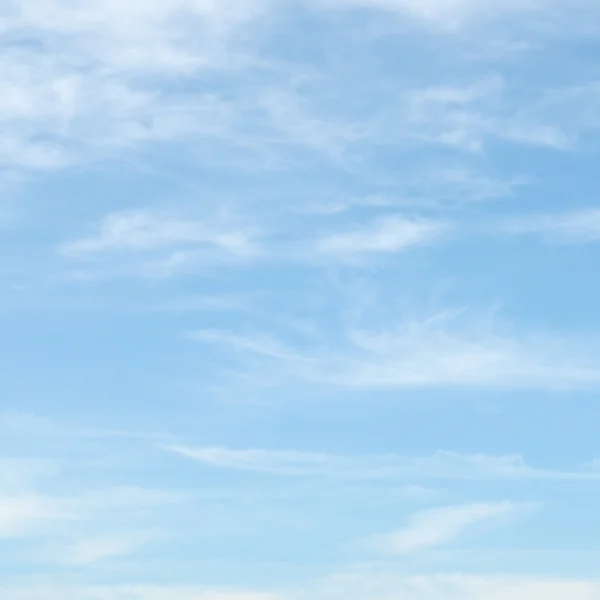 Leichte Wolken am blauen Himmel — Stockfoto