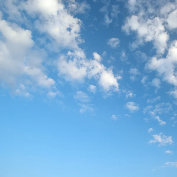 Lichte wolken in de blauwe hemel — Stockfoto