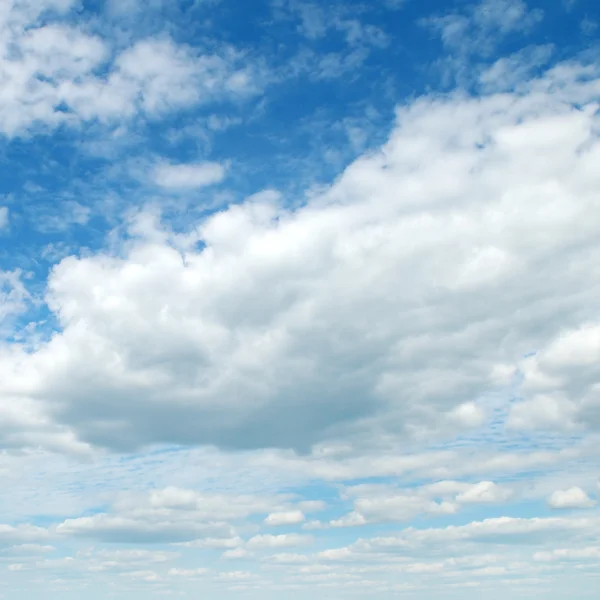 Nuvens brancas fofas — Fotografia de Stock