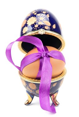 Paskalya yumurtası beyaz arkaplanda izole