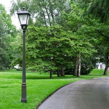park aydınlatmak için el feneri
