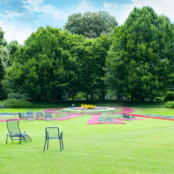 Lounge chairs for relaxing in the summer park — Stock Photo, Image
