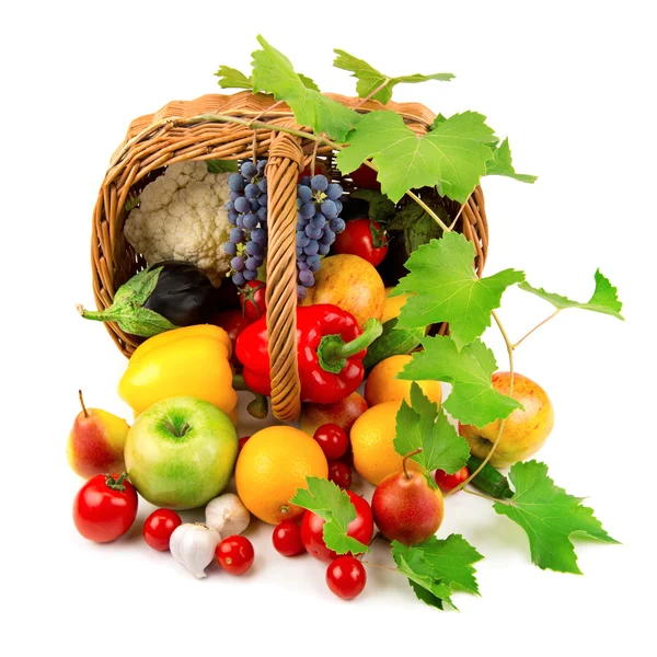 Raccolta di frutta e verdura in un cesto di vimini — Foto Stock