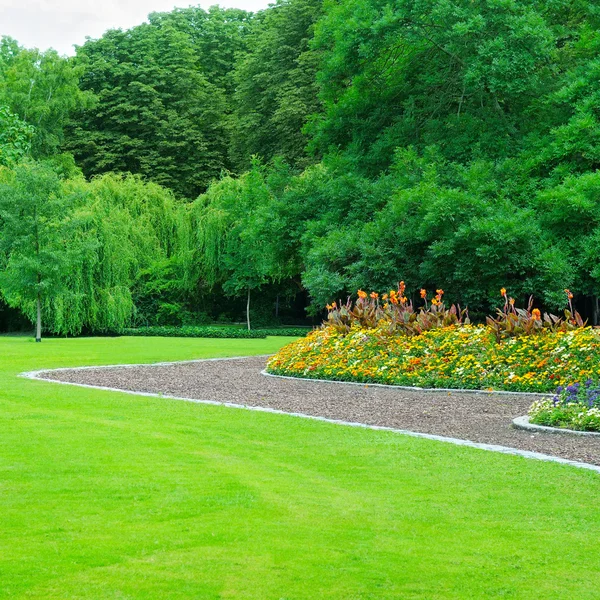 Jardín de verano con césped y jardín de flores —  Fotos de Stock