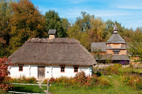 Stary drewniany dom i drewniana Cerkiew — Zdjęcie stockowe